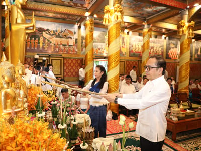 柬埔寨常务副首相翁赛维苏参加亡人节祭祀活动