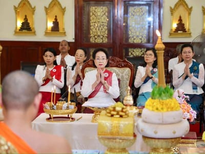 文拉尼亲王夫人向干拉省城佳河寺院捐赠物资及善款