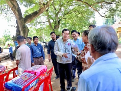 柬埔寨磅湛省斯雷桑托县受灾民众获洪玛奈首相捐赠物资