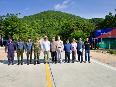 柬埔寨跨部门委员会验收磅清扬省水泥路升级项目