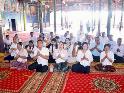 特本克蒙省宪兵司令在亡人节期间向寺庙捐赠物资与善款
