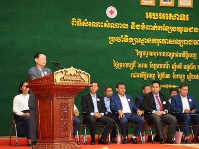 柬埔寨红十字会为金边师范学院210名青年举行授巾仪式