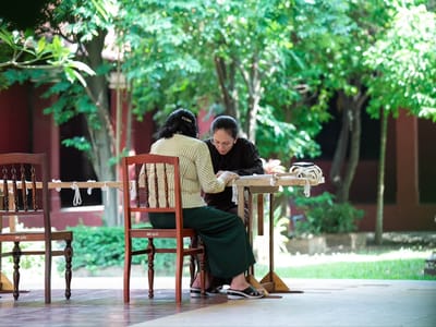 柬埔寨精心准备传统披肩，作为第20届法语国家峰会官方纪念品