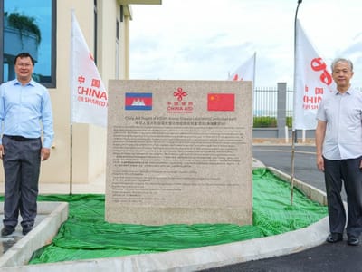 柬埔寨农林渔业部部长与中国驻柬大使视察动物卫生实验室建设进展