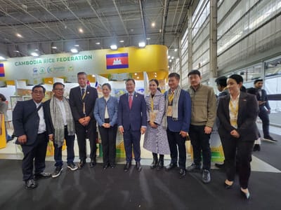 柬埔寨农林渔业部与商业部部长参观法国巴黎国际食品展“柬埔寨国家馆”