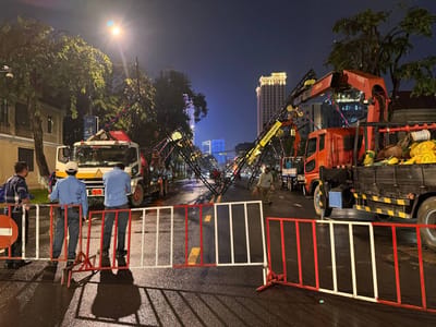 狂风暴雨吹倒铁架！金边2辆汽车被压受损
