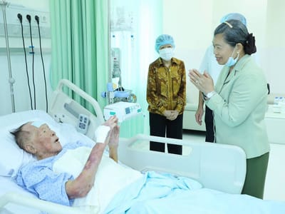 棉森婉亲王赴医院探望前外长何南丰