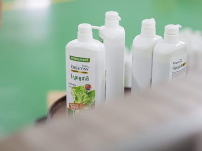 柬专家检测“假洗漱产品”，评估其对消费者健康影响