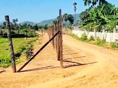 实居省公共道路遭铁丝网围栏侵占，现已被拆除！