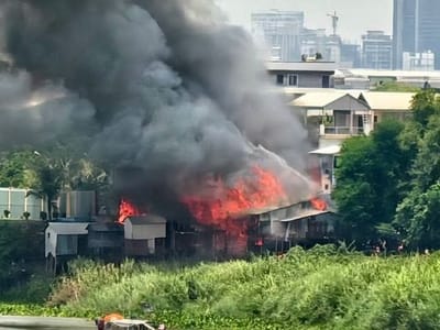 金边河边民宅发生大火，21栋房子被烧光！