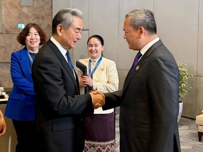 洪玛奈在阿塞拜疆会见中国外交部长王毅