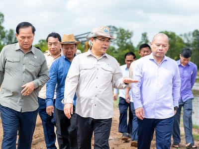 柬埔寨水源气象部部长视察遭洪水损坏的基恩塔西蓄水池