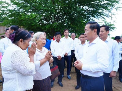菩萨省省长率官员慰问殉职警员和民防人员家属