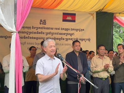 汪文斌大使赴特本克蒙省慰问受灾民众