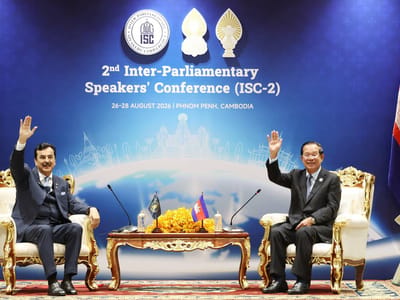 洪森会见出席第二届国际议长大会的各国代表团团长