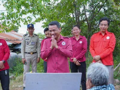 马德望省戈格罗县红十字会慰问困难家庭