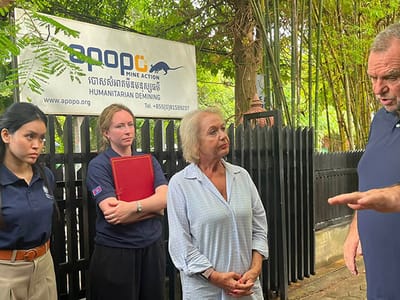 英国印太地区事务大臣视察暹粒扫雷工作