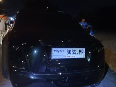 金边三名青年男女为躲避不良少年追赶，不慎撞上劳斯莱斯豪车！