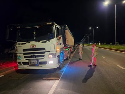 桔井省当局拦截2辆严重超载货车 其中一辆超载逾一倍