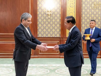 洪森会见伊朗新任驻柬大使并接受国书