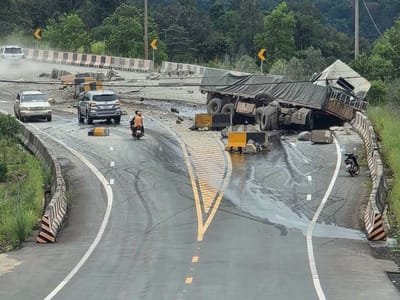 国公省48号公路发生水泥车翻覆事故 造成人员受伤
