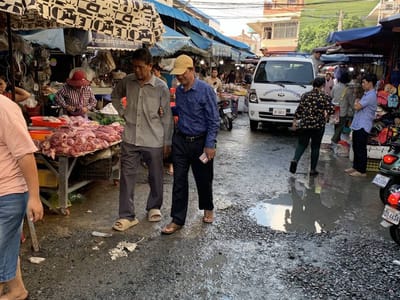 柬埔寨大金欧市整治占道经营，限期商贩清理路面