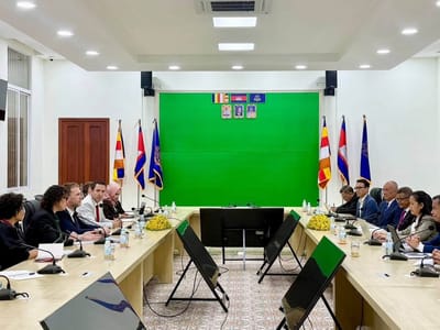 英国代表团与柬埔寨教育大臣探讨教育合作与未来战略