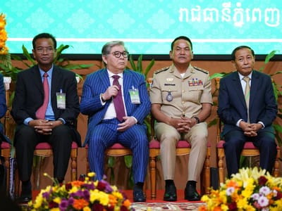 柬埔寨政府表彰27名基层官员，授予勋章及工作奖章