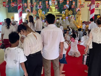 柬埔寨民众开启亡人节首日祭祀活动