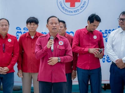 柬埔寨茶胶省省长慰问洪灾受灾民众并捐赠物资