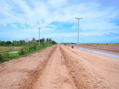 柬埔寨农村发展部部长考察磅通省道路及受灾路段