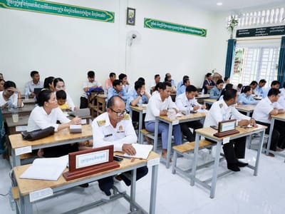 柬埔寨政府工作组走访磅湛省博克诺中学并慰问教师