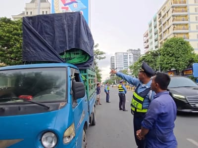 金边警方下周起严查大型车辆及违规装载行为