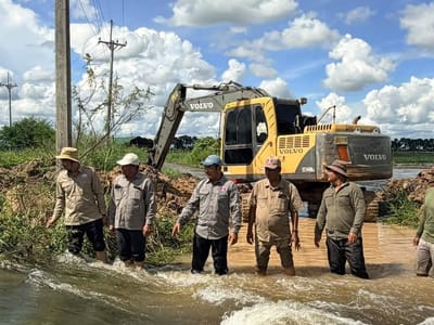 波贝市政府工作组组长实地考察防汛工作并指挥排涝