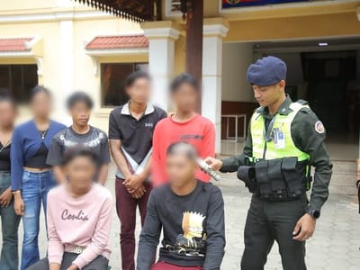 暹粒省宪兵拦截并教育一群扰乱治安的飙车青少年
