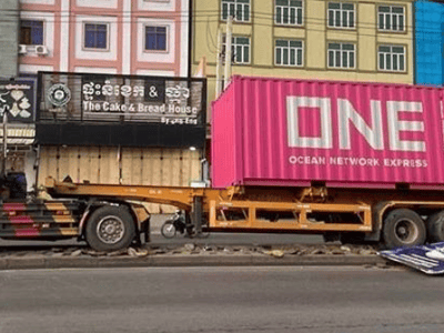 疑疲劳驾驶！金边集装箱车失控冲上隔离墩撞道路设施