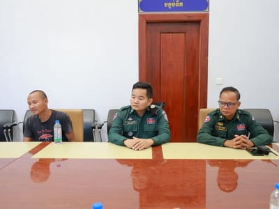 磅通省一寺庙住持因违犯戒律还俗