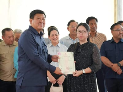 柬埔寨国土规划与建设部向购房项目业主颁发房产证