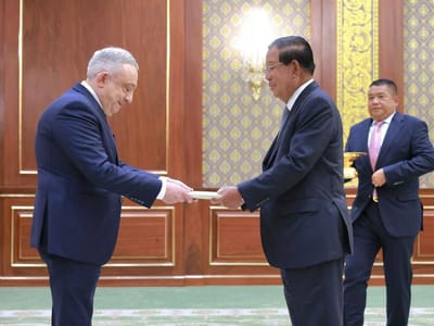 柬埔寨代国家元首洪森会见格鲁吉亚新任大使