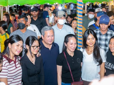 洪玛奈携家人游览金边步行街 称赞安保与秩序工作