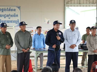 官金慰问卜迭棉芷省流离失所民众 现场抽签分配临时房屋