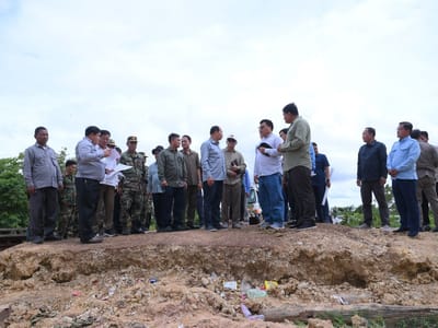 柬埔寨一桥梁因重型车辆超载坍塌，相关部门实地勘察并部署修复