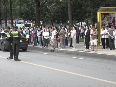 柬埔寨多地家长远赴金边，为高考子女加油打气