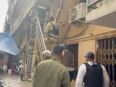 金边两男子手持“短枪”爬屋顶引发恐慌 警方全副武装迅速出动！ - 图片2