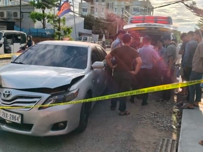 马德望省一轿车突发失控撞树，男司机不幸身亡