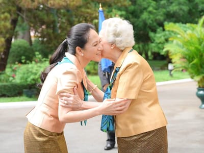 碧占莫妮率女童军协会代表团觐见莫尼列国母 呈献"冠军奖"