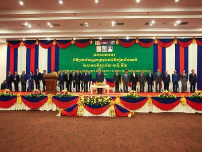 洪玛奈出席亚洲欧洲大学毕业典礼