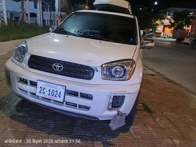 摩托车高速避让不及撞上左转汽车 失控飞撞外籍骑车人 致2人重伤