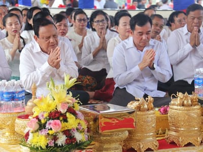 磅湛省举行赛龙舟及月饼节祈福仪式