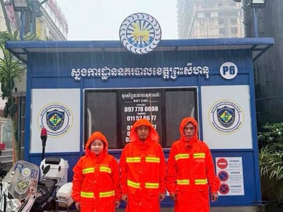 西港交警雨中坚守重点路段 保障市区道路交通秩序